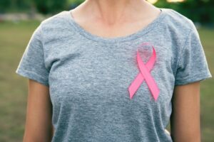 Kvinna med rosa rosett (bröstcancer)