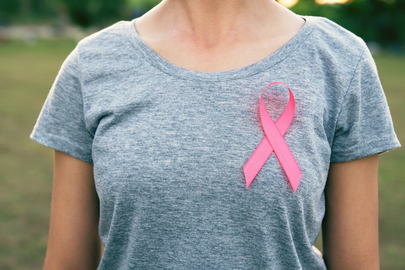 Kvinna med rosa rosett (bröstcancer)