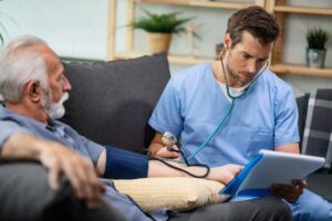 Läkare som besöker patient i hemmet