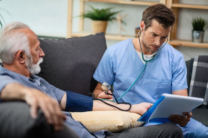Läkare som besöker patient i hemmet