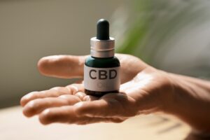Hand som håller en CBD-flaska