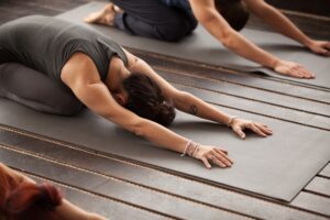 En grupp som utför yoga