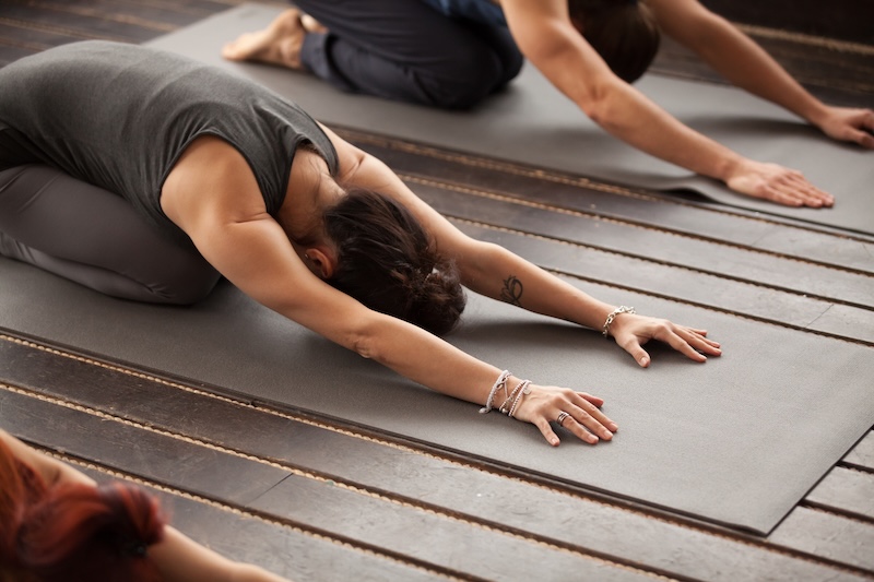 En grupp som utför yoga