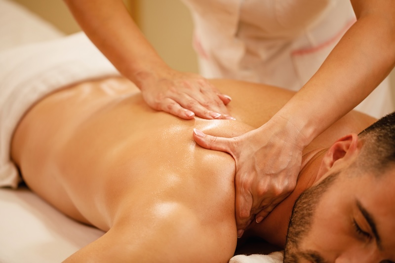 Man som får massage